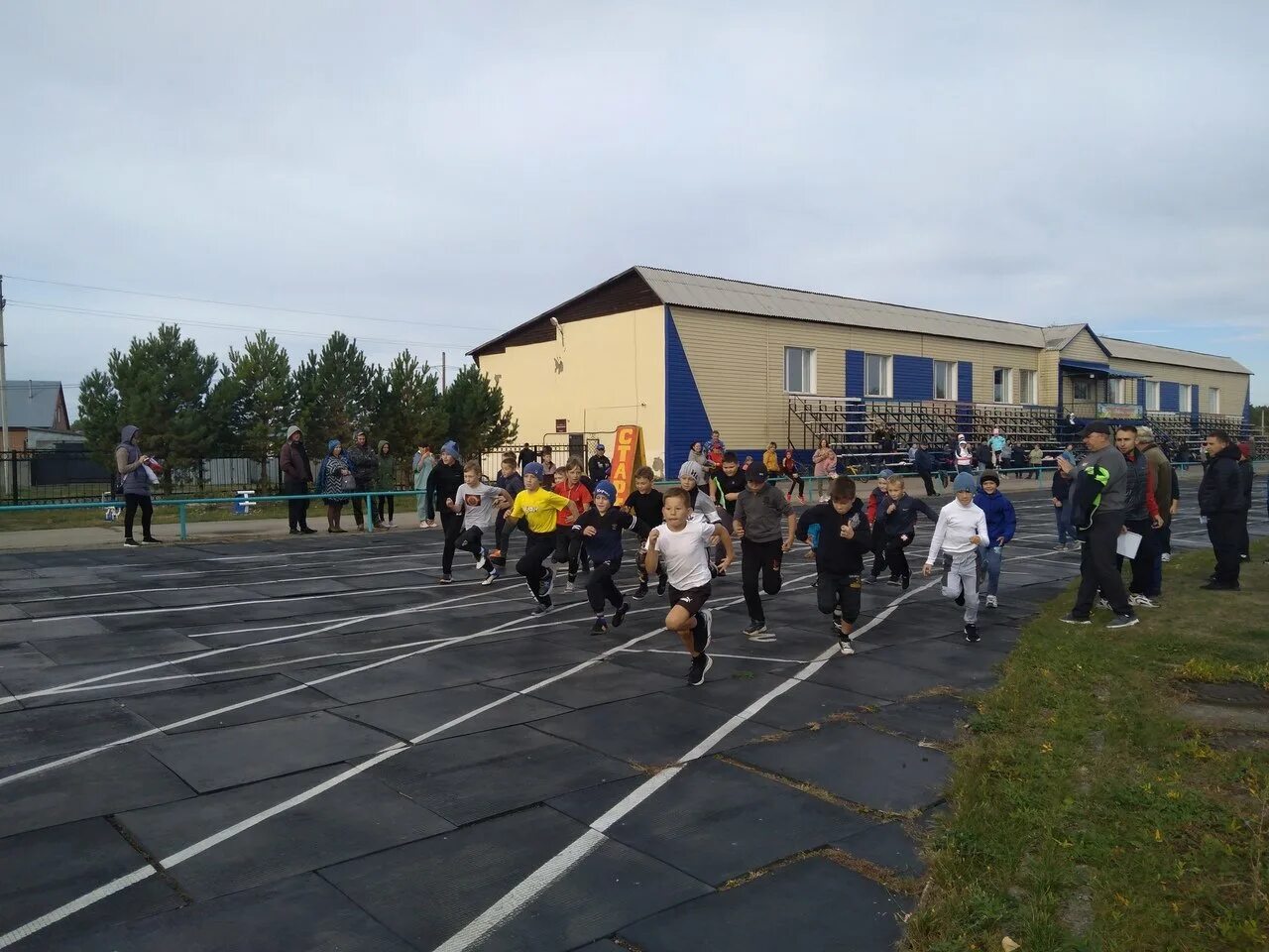 Сдюсшор 2 смоленск. Гиревой спорт алтайский край. Смоленские боксеры. Смоленская спортивная школа. Школа 27 смоленск спортивный зал.