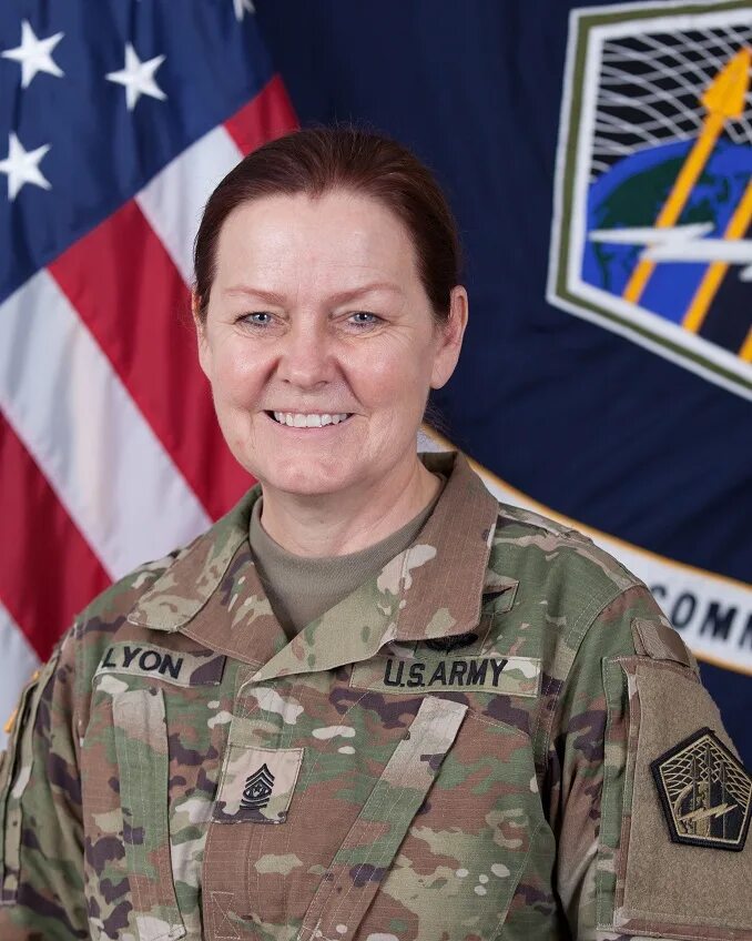 Женщина нато. Сержант Сьюзан Браун. Сержант в НАТО. Женщины сержанты в армии США.