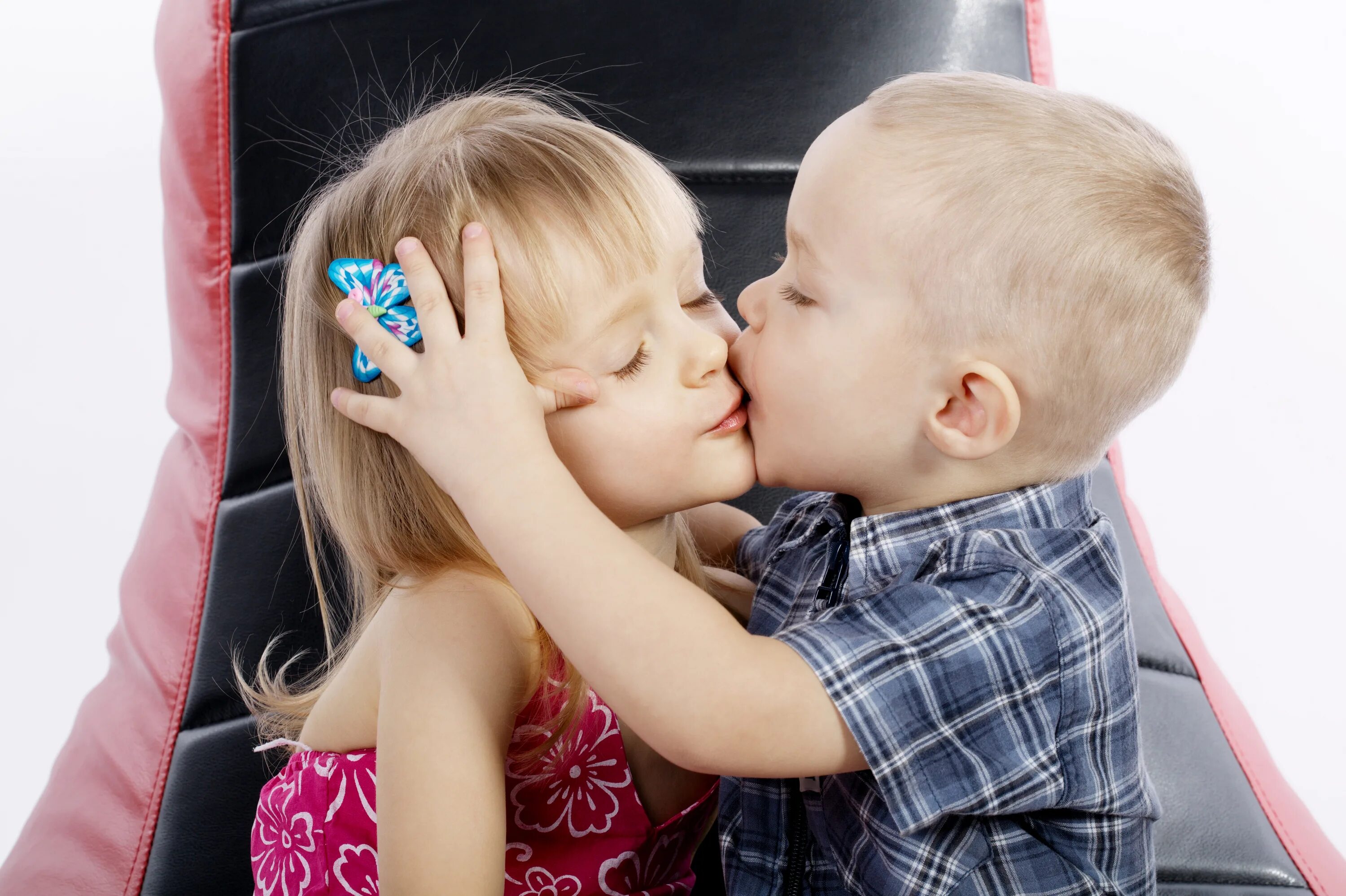 She was girl he was boy. Кисс литтл бойс. his her мальчик и девочка. little boy kiss make out. сток детской порнографии kiss.