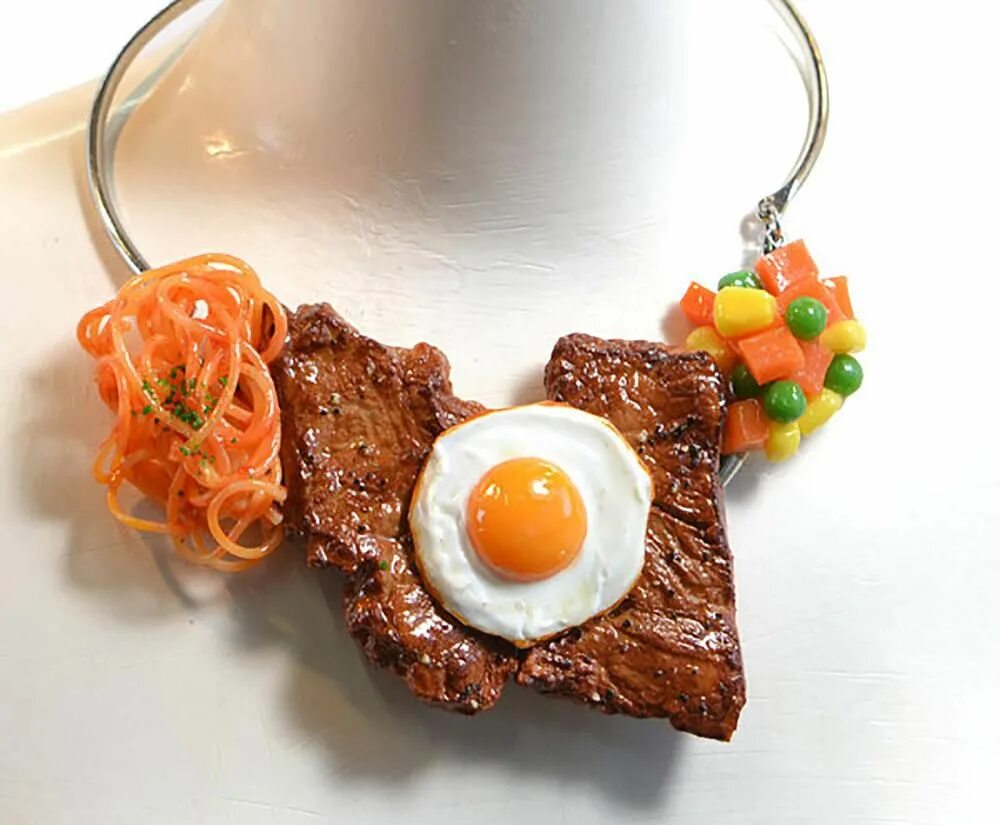 Авторские дизайнерские украшения. С бусами птица. Прикольные украшения. Забавные украшения. Пинтерест полимерная глина.