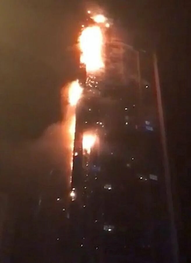 Пожар в Дубае. Пожар в здании. Факел Дубай. Пожар в Дубае небоскреб.