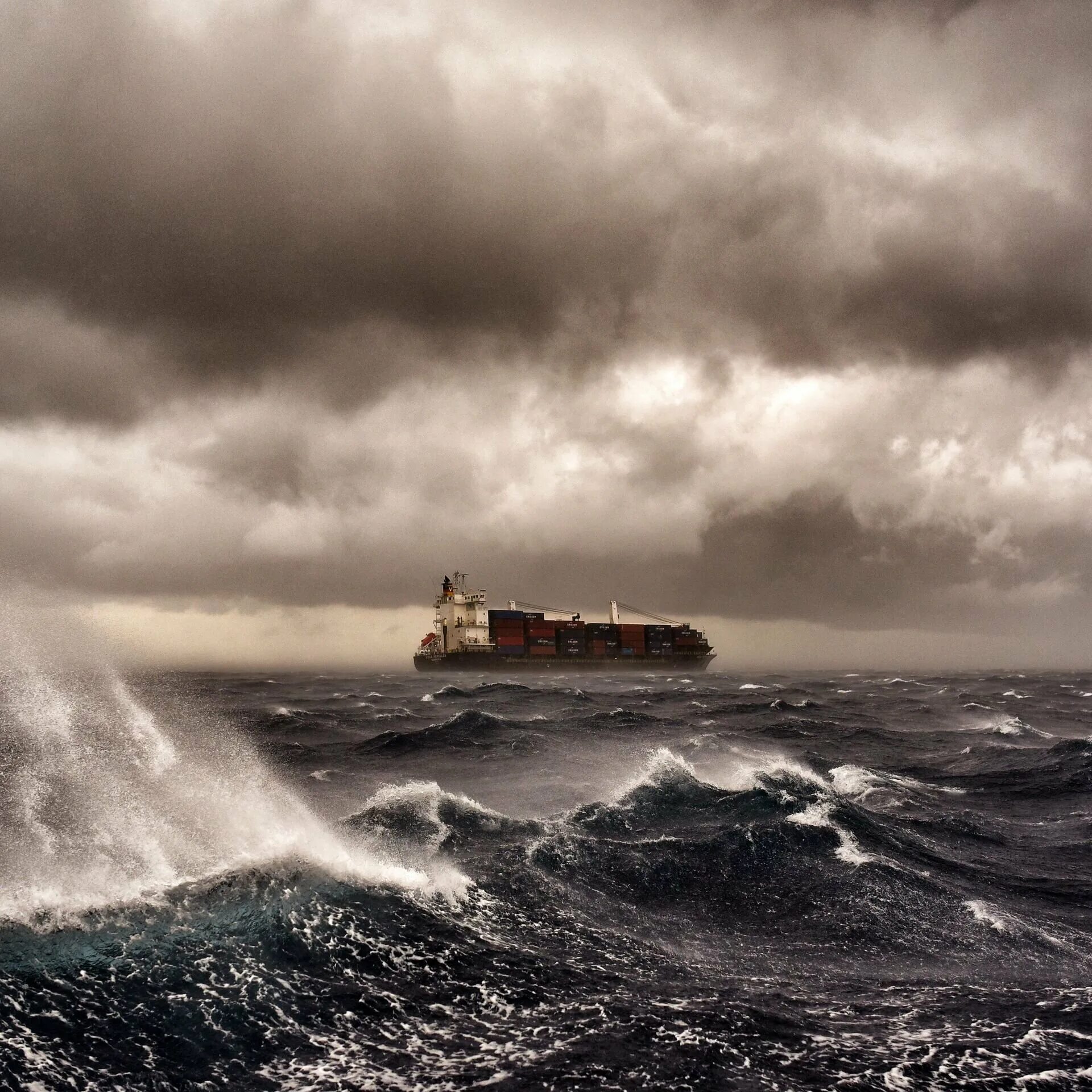 Есть ли шторм. Средиземное море шторм. Море во время шторма. Лодка в бушующем море. Берег моря шторм.