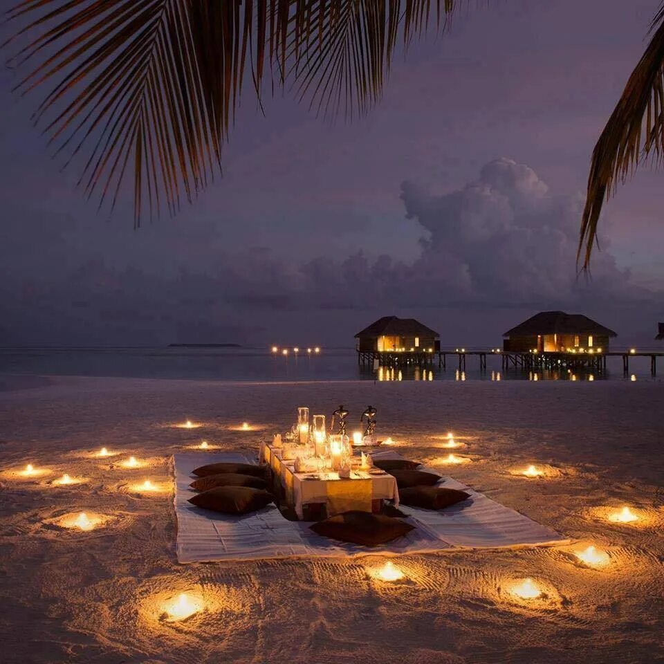 Доброй ночи романтично. Conrad Maldives Rangali Island. Ночной пляж. Романтичный вечер. Романтический ужин на берегу океана.