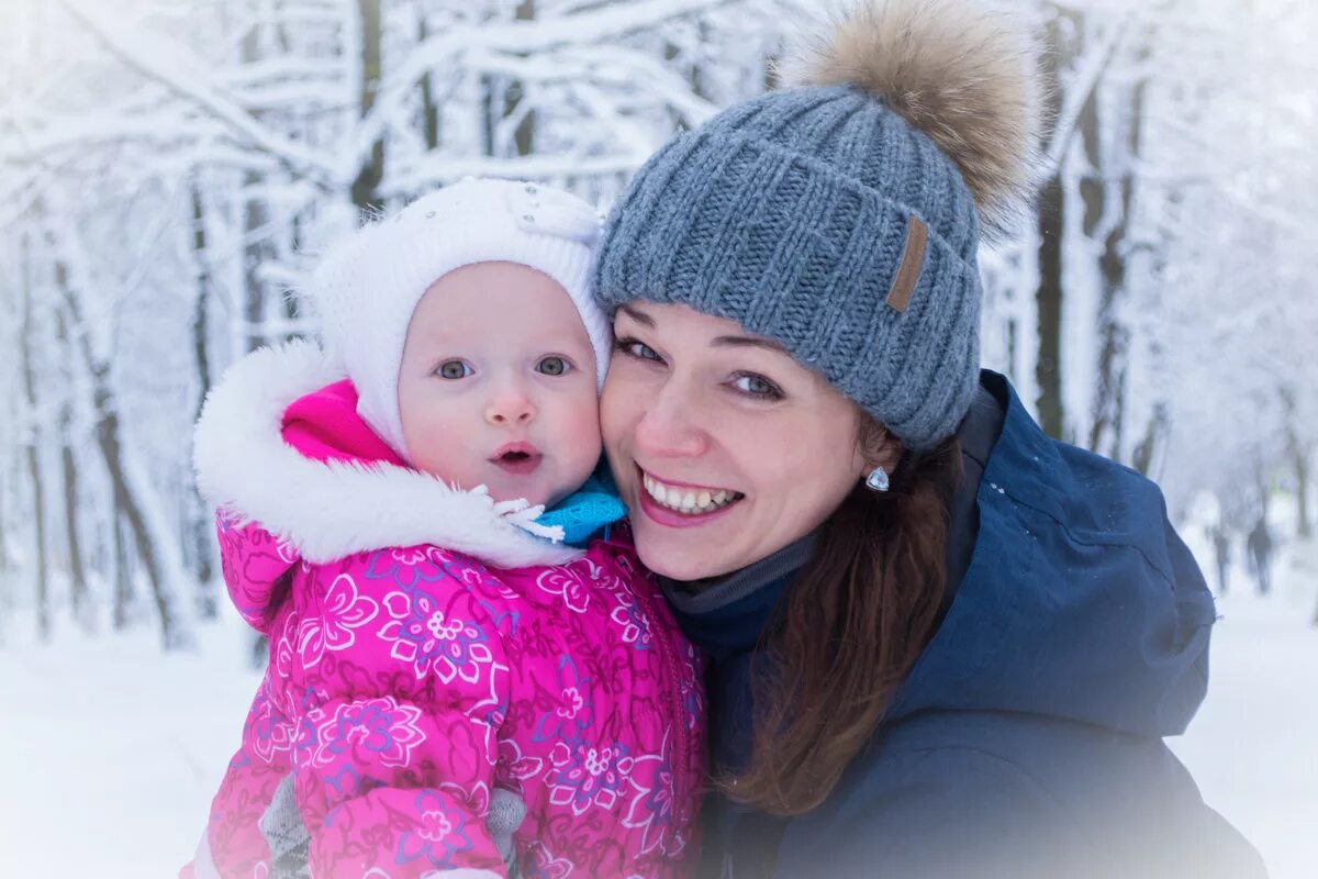 Фото мамы с ребенком крокус. Мама с ребенком зимой. Девушка с ребенком зимой. Мама с дочкой зимой. Мама и малыш зима.