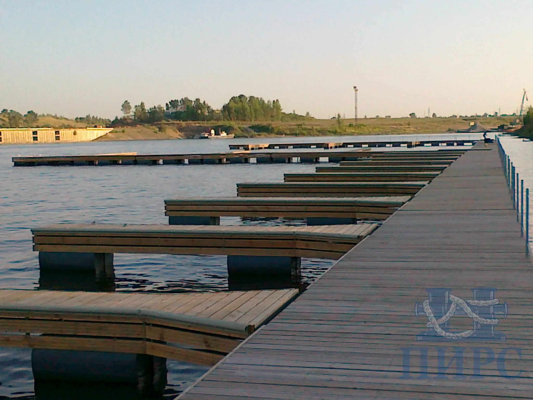 Причал багратион прогулка. Крестовский остров пирс. Пирс спб. Пирс для катера. Пирс спб.