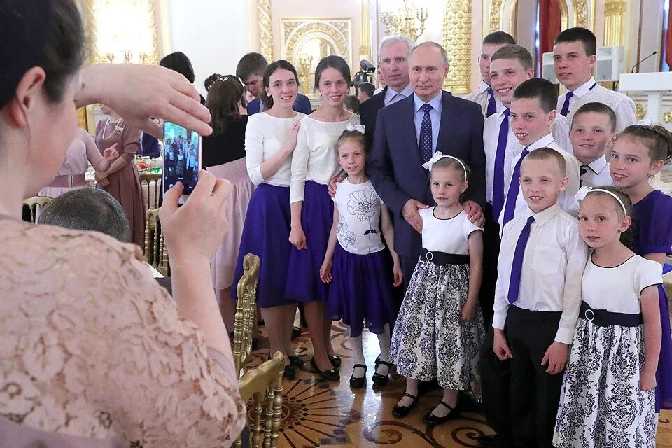 Семья президента Путина. Многодетные семьи в Кремле.