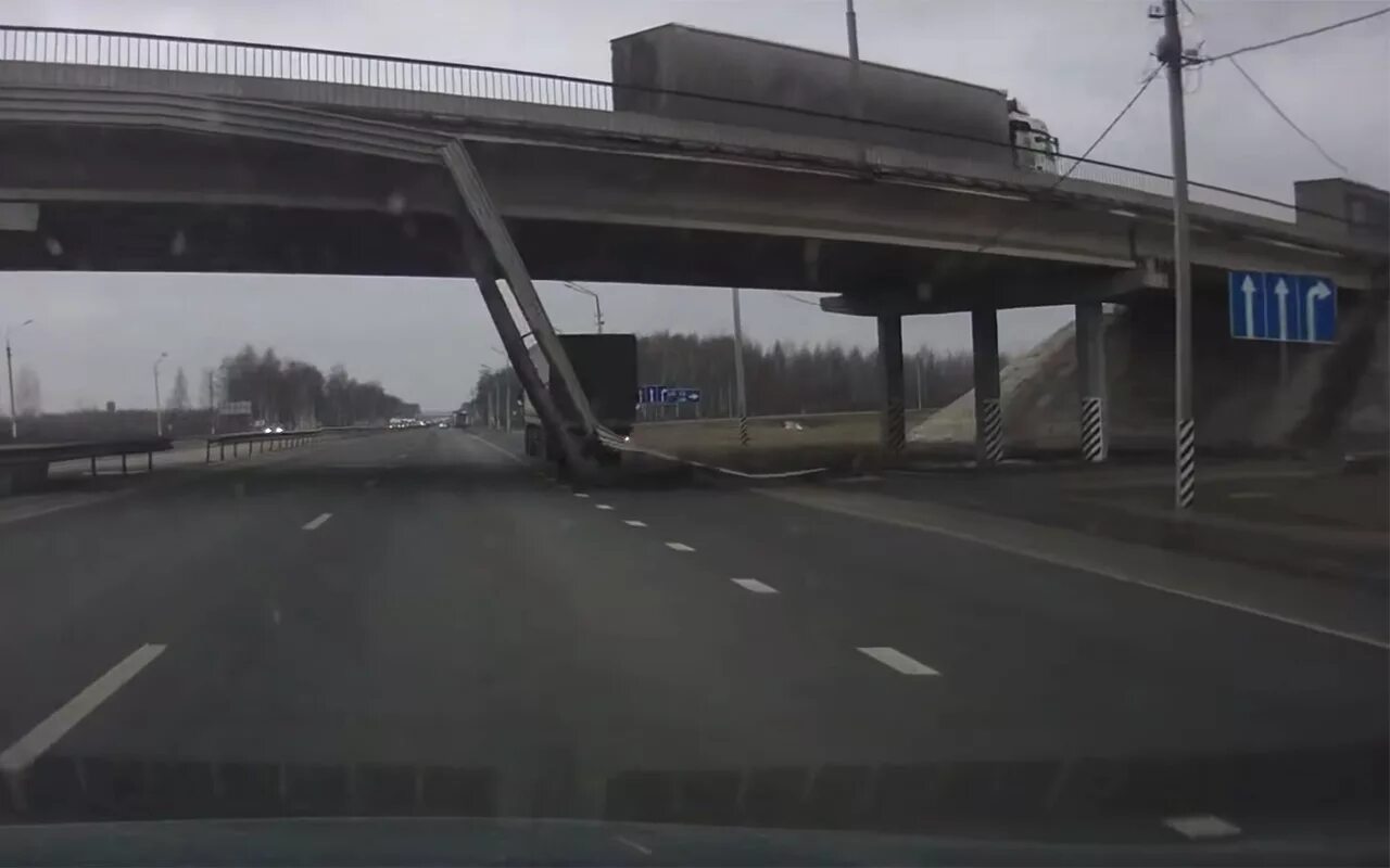 Мост часть дороги. Проезжая часть моста. На Симферопольском шоссе рухнул мост. Мост на объездной Екатеринбург.