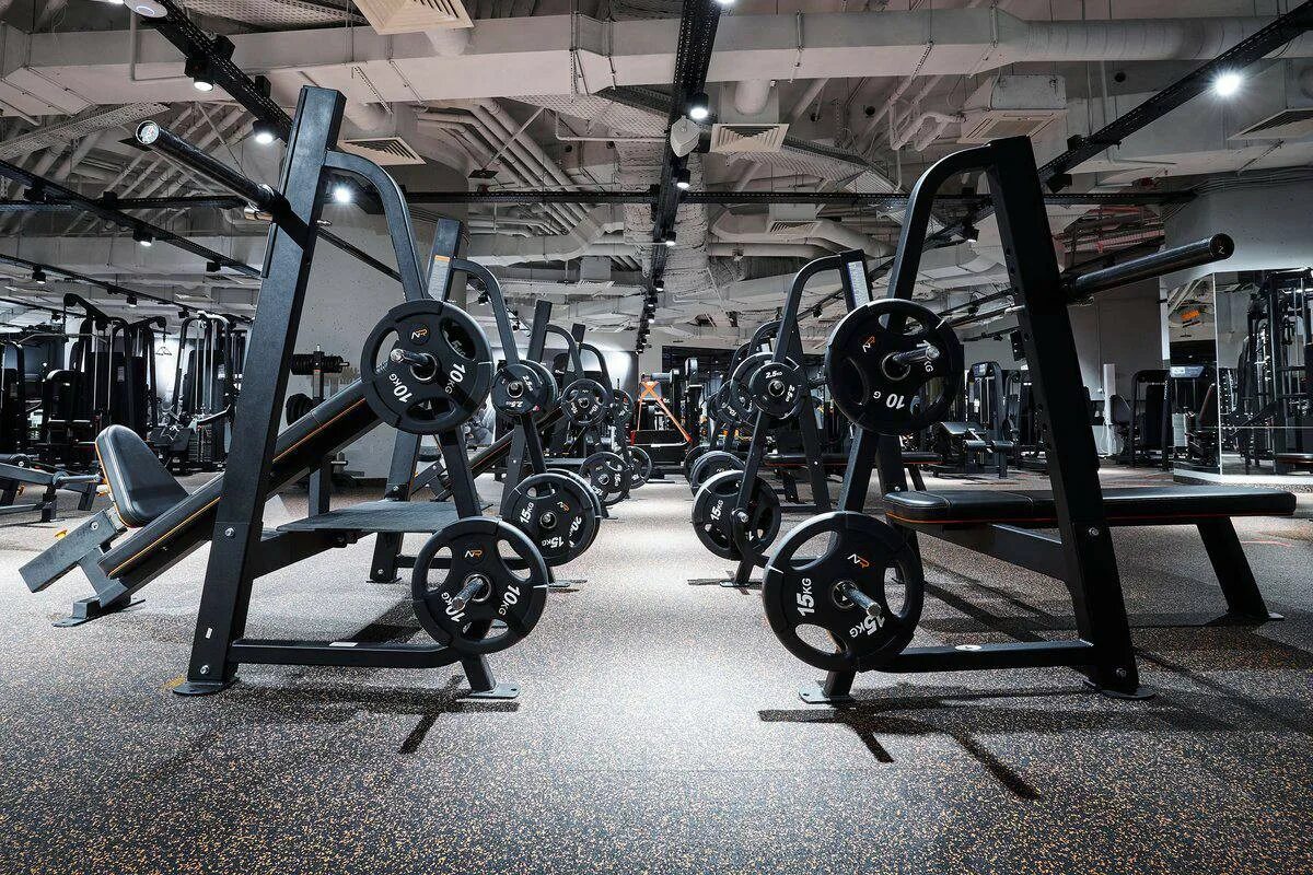тренажерный зал изумруд. фитнес московский. центр йоги во владикавказе. тренажерный зал днепр гаспра. спортивный зал без людей.