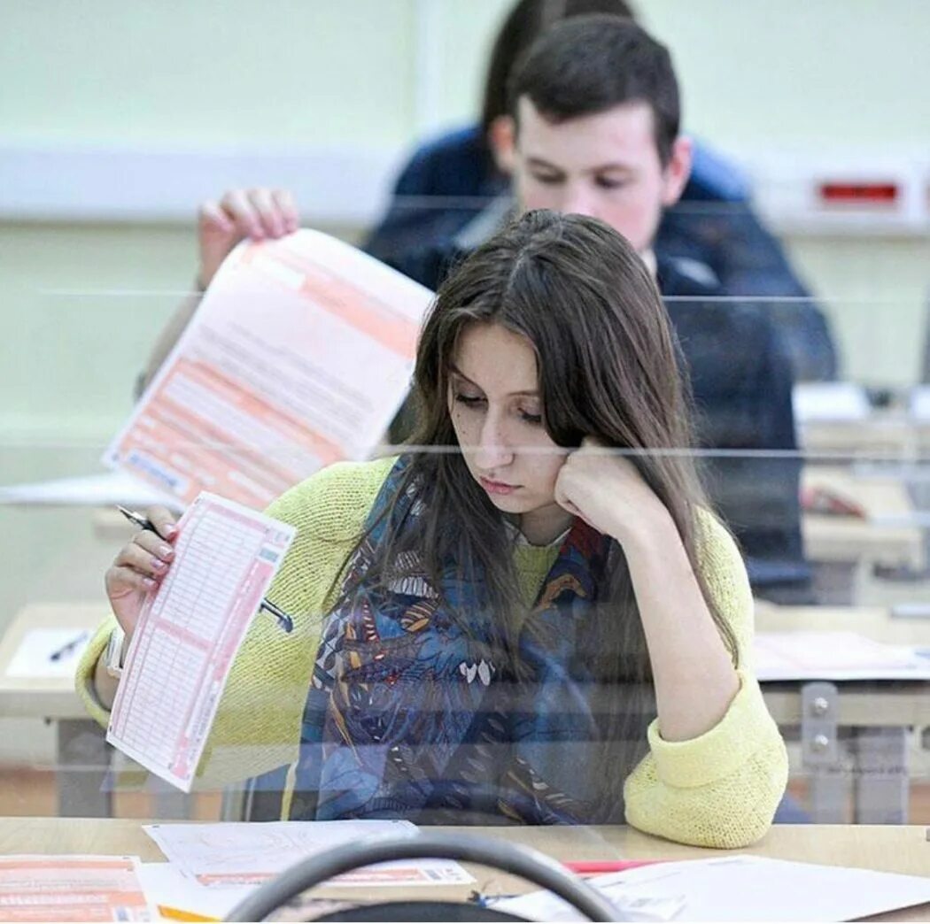 Пересдача ЕГЭ. Составители ЕГЭ фото. В Госдуме предложили разрешить пересдачу ЕГЭ летом.