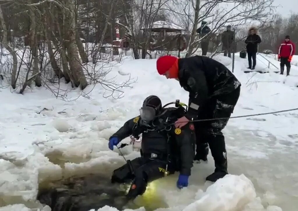 Нашли ли тело погибшего. Найдено тело женщины утонувшей в проруби. Тело женщины утонувшей в проруби на крещение нашли. Тело утонувшей женщины на крещение. В Ленобласти утонула женщина в купели.