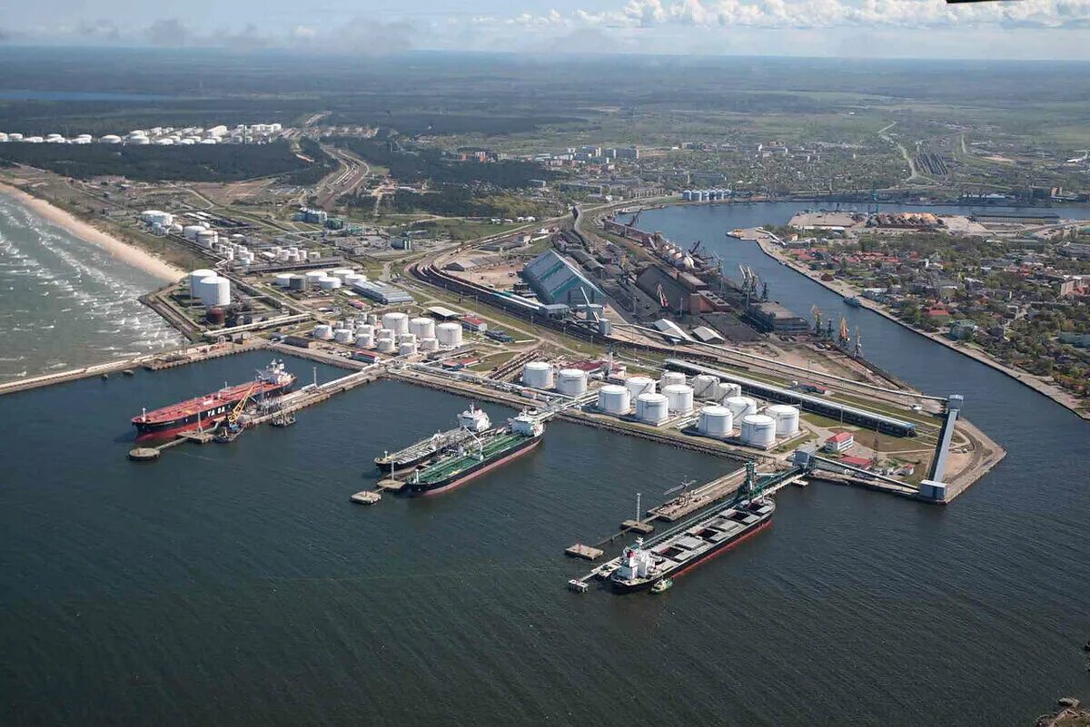 Какие производства развиты в портовых городах. Морской порт Вентспилс. Порт Вентспилс Латвия. Вентспилс город порт в Латвии. Вентспилс порт нефть.