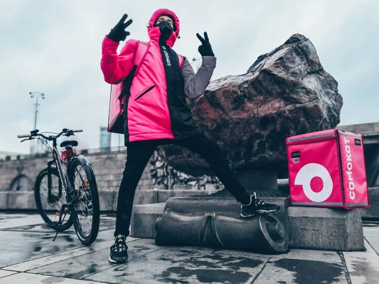 Доставщик продуктов на самокате. Доставщик самокат. Доставщик еды самокат. Велокурьер самокат. Ответы на тест самокат курьер.