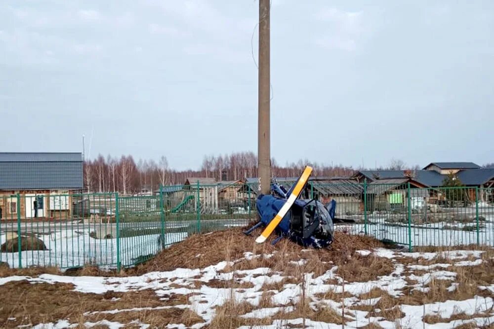 Чп в ярославской области. Вертолёт Робинсон в Ярославской области. Вертолет Переславль. Крушение вертолета деревня Абрамцево. Упал вертолет в Переславле.