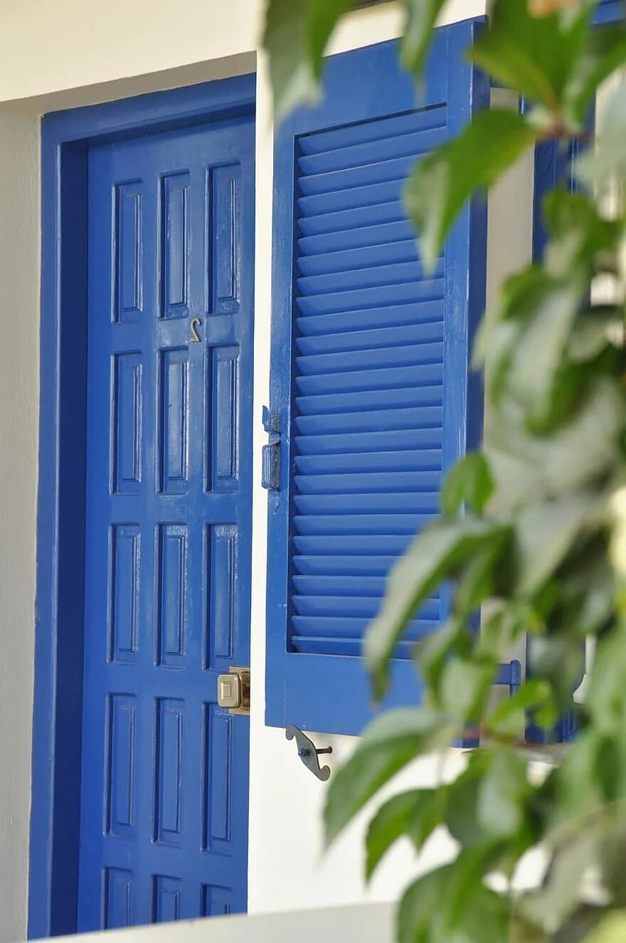 Синяя дверь. Синее окно. Голубая дверь открытая. Открытые синие двери.