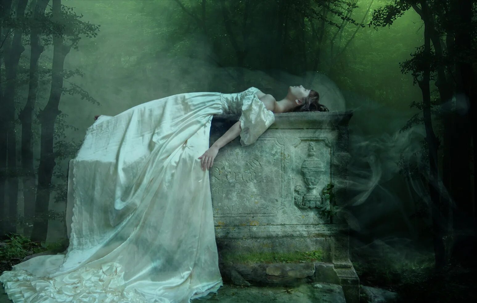Мертвая девушка в платье. Принцесса в лесу. Мрачные фотосессии. Мистические вещи.