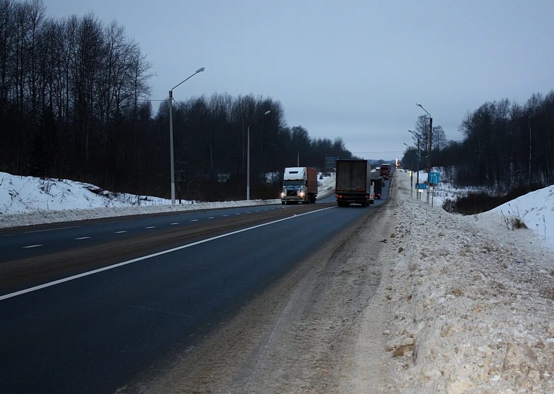 Трасса м10 новгородская область. Трасса м10 московская область. Грузовик на трассе. Трасса м10 новгородская область. Великий новгород трасса м10.