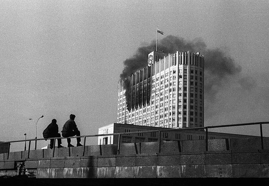 Белый дом 1991 обстрел. 1993 год москва белый дом штурм. Белый дом октября 1993 года в москве. Дом расстрел. Белый дом в москве 1993 горит.