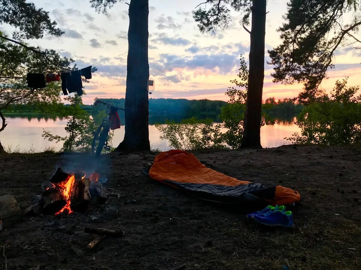 Лагерь на берегу озера. Лунёво на Волге глэмпинг. Палаточный лагерь Тургояк. Палатка на природе. Палатка костер.