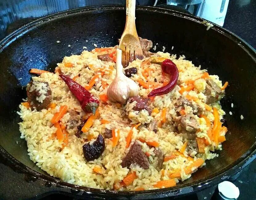 плов в казане в узбекистане. плов в казане. вкусный плов в казане дома. узбекский плов в казане. плов с изюмом.