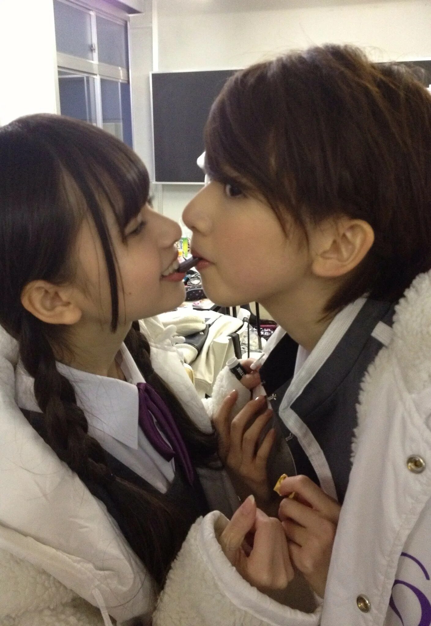Lesbian японские. Две девочки азиатки. Японки поцелуй. Поцелуй в Японии.