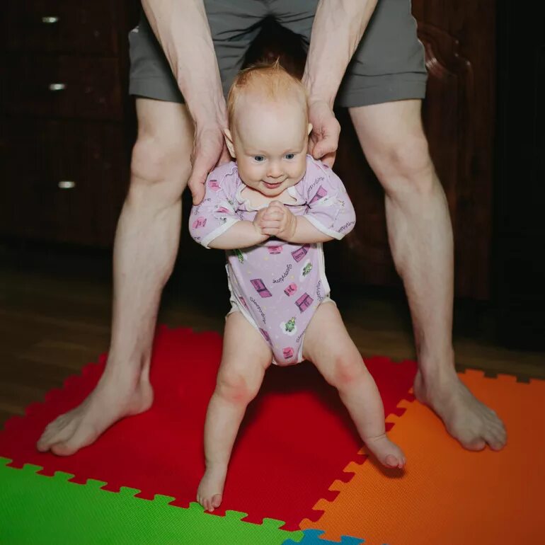 учим ребенка сидеть. мальчик на коленях. малыш на четвереньках. занятия для грудничков. научить ребенка сидеть.