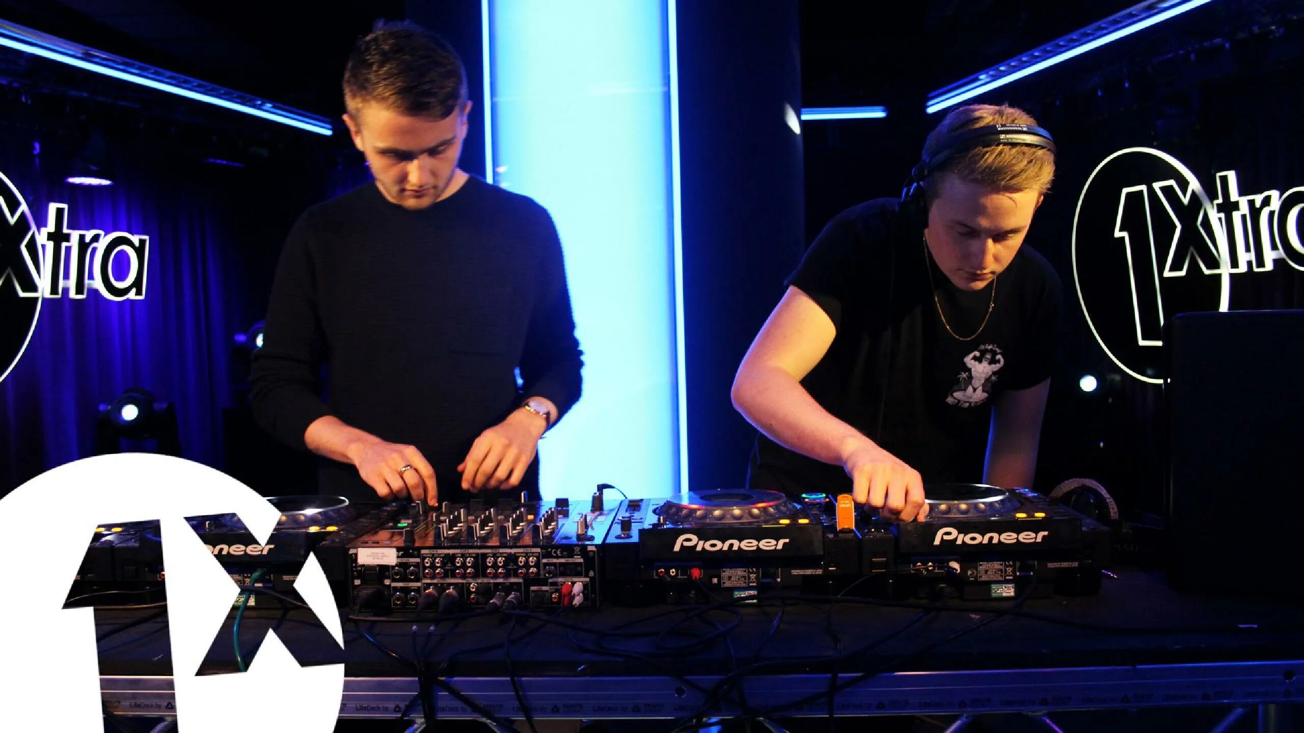 Диджей мельников. Самые популярные диджеи в москве. Диджей б. Образ диджея. Диджей игорь 2000.