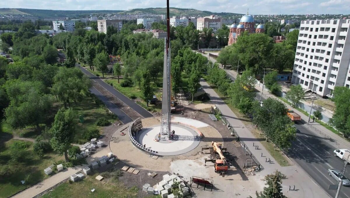 Саратов город трудовой. Стела трудовой доблести Саратов. Сквер заводской Саратов.