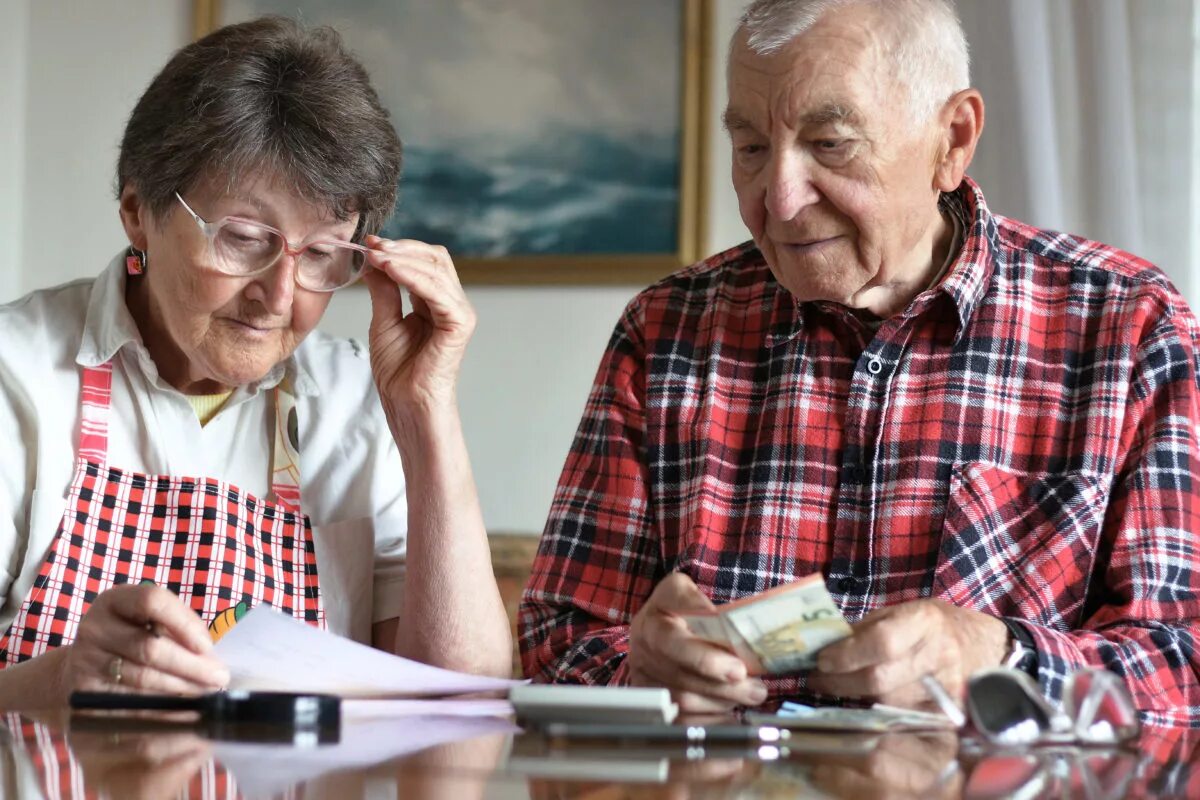 Пенсионер м. Пенсионеры. Пенсия бабушки и дедушки. Пенсионер с деньгами. Бабушка с пенсией.