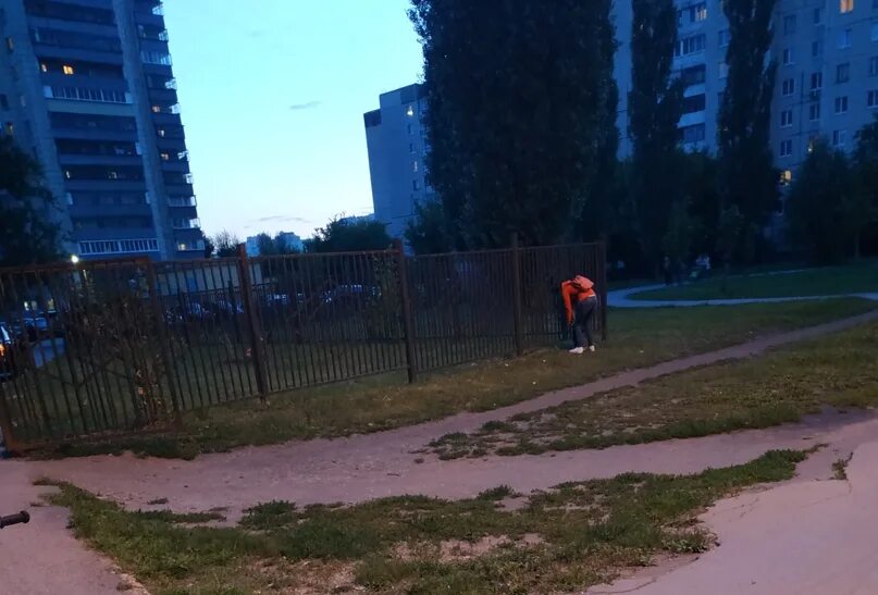 Приспичило. Дети справляют нужду на улице. ребёнку приспичило на улице.