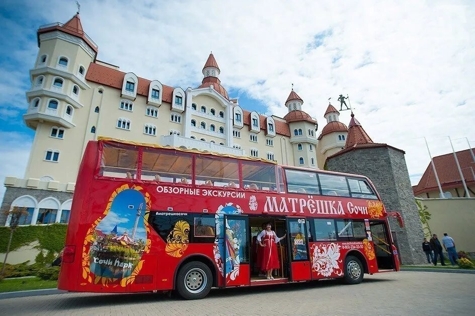 Экскурсионные автобусы нижний. Автобус Матрешка Сочи. Матрёшка Сочи экскурсии. Экскурсионный автобус Сочи. Экскурсионный автобус Матрешка в Сочи.