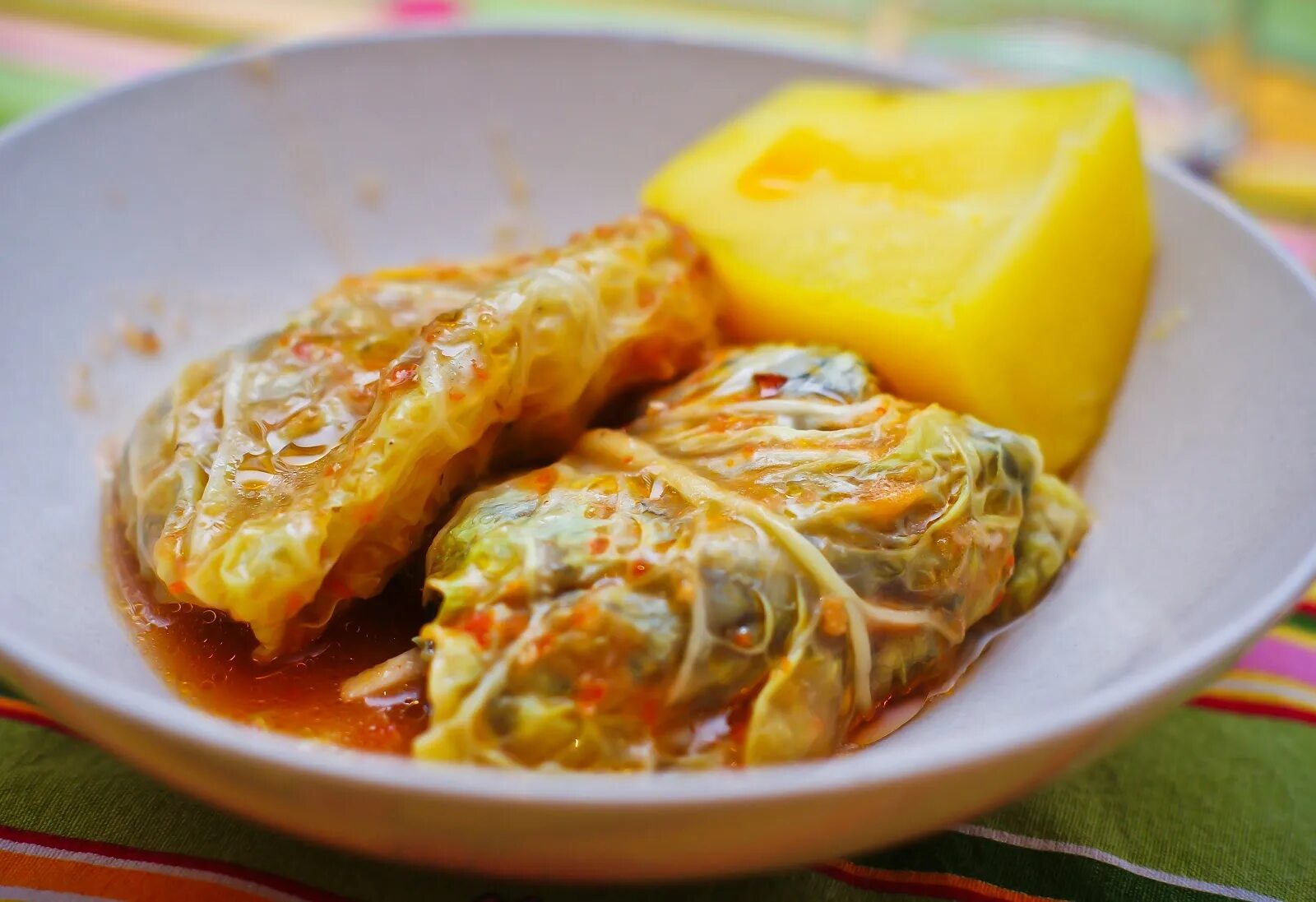 Голубцы в капустных листьях. Голубцы с сыром. Голубцы с сыром. Голубцы с сыром на сковороде. Голубцы из пекинской капусты.