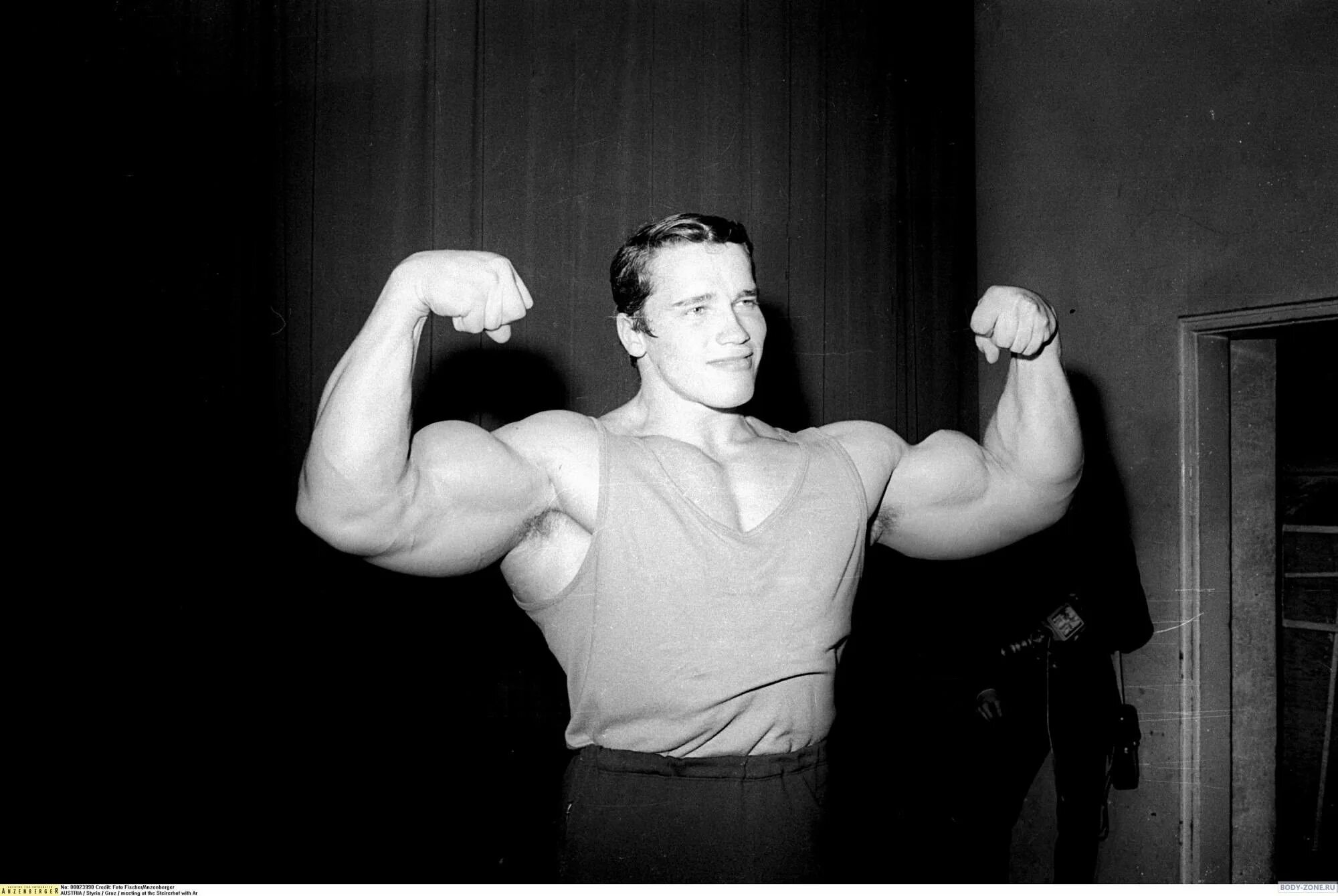 Сколько бицепс у арнольда. Arnold schwarzenegger бицепс. Пик бицепса арнольда шварценеггера. Арнольд шварценеггер бицепс. Сколько бицепс у арнольда.