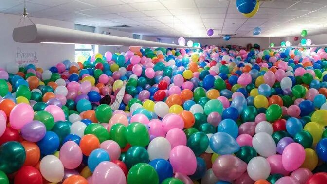 Сто шаров. Воздушные шары на полу. Комната наполненная воздушными шарами. Шарики надувные в комнате. 100 Воздушных шариков в комнате.