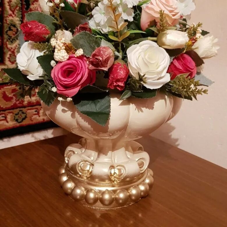 Ваза с розочками. Ваза с искусственными цветами. Вазы хасавюрт. Напольные вазы из гипса. Ваза декоративная грация 9см.