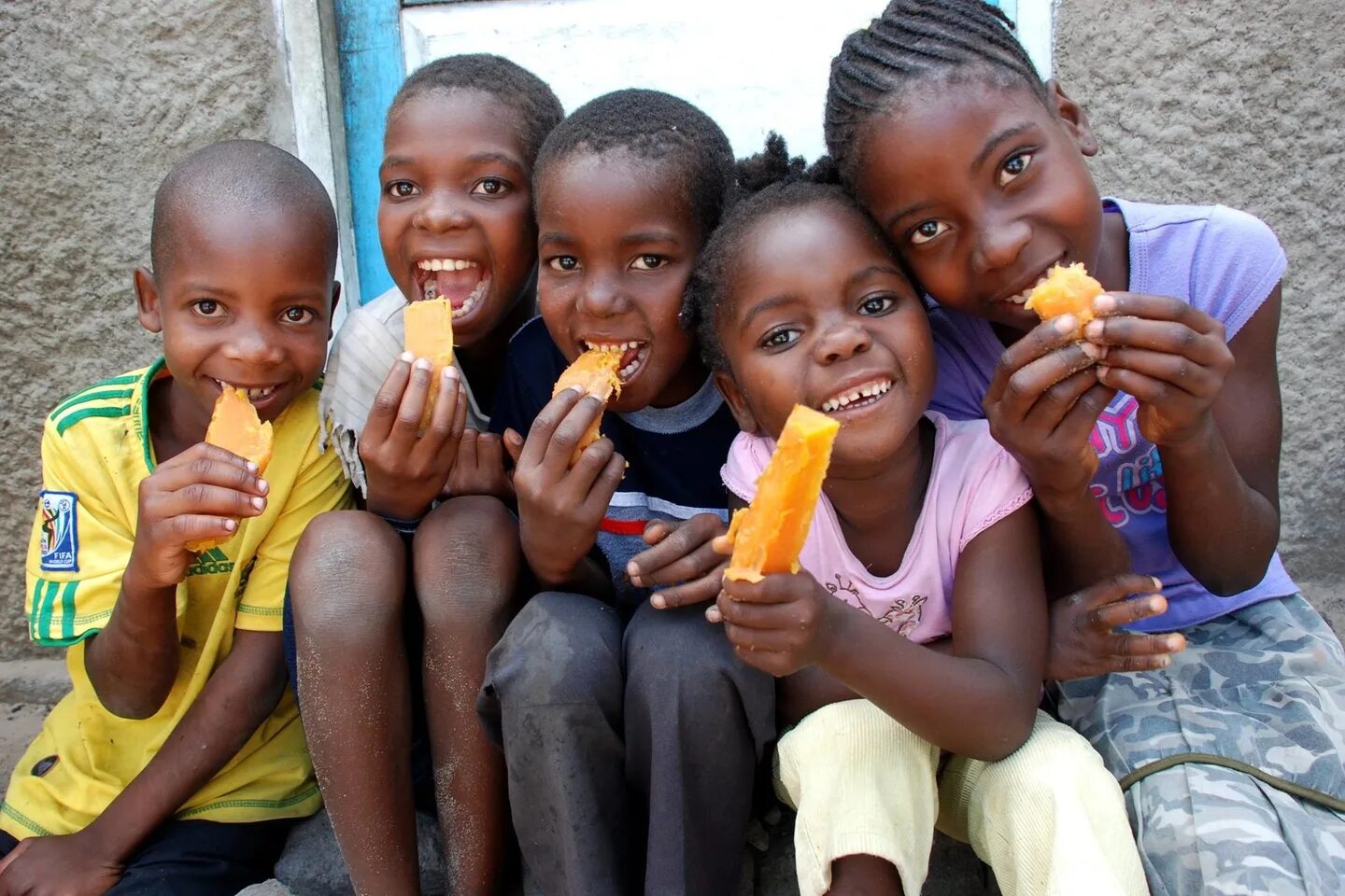 Африканские дети Голодные. Африканские фрукты. Счастливые африканские дети. Чернокожий ест