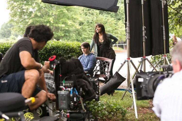 Кадры со съемок. Supernatural shots behind the scene. Репортер за кадром. The vampire diaries съемки. Is behind the scenes.