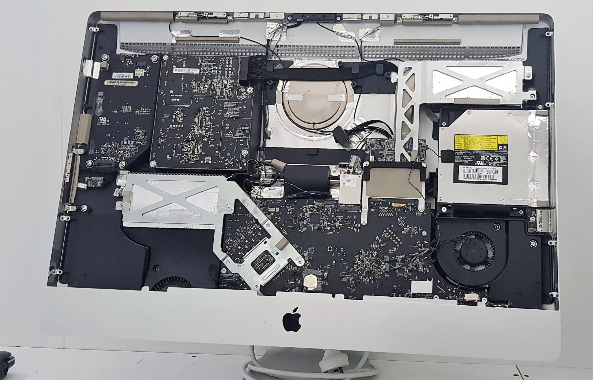 Mac разобранный. Ремонт MACBOOK. IMAC Repair. IMAC 2019 плата. Ремонт аймак