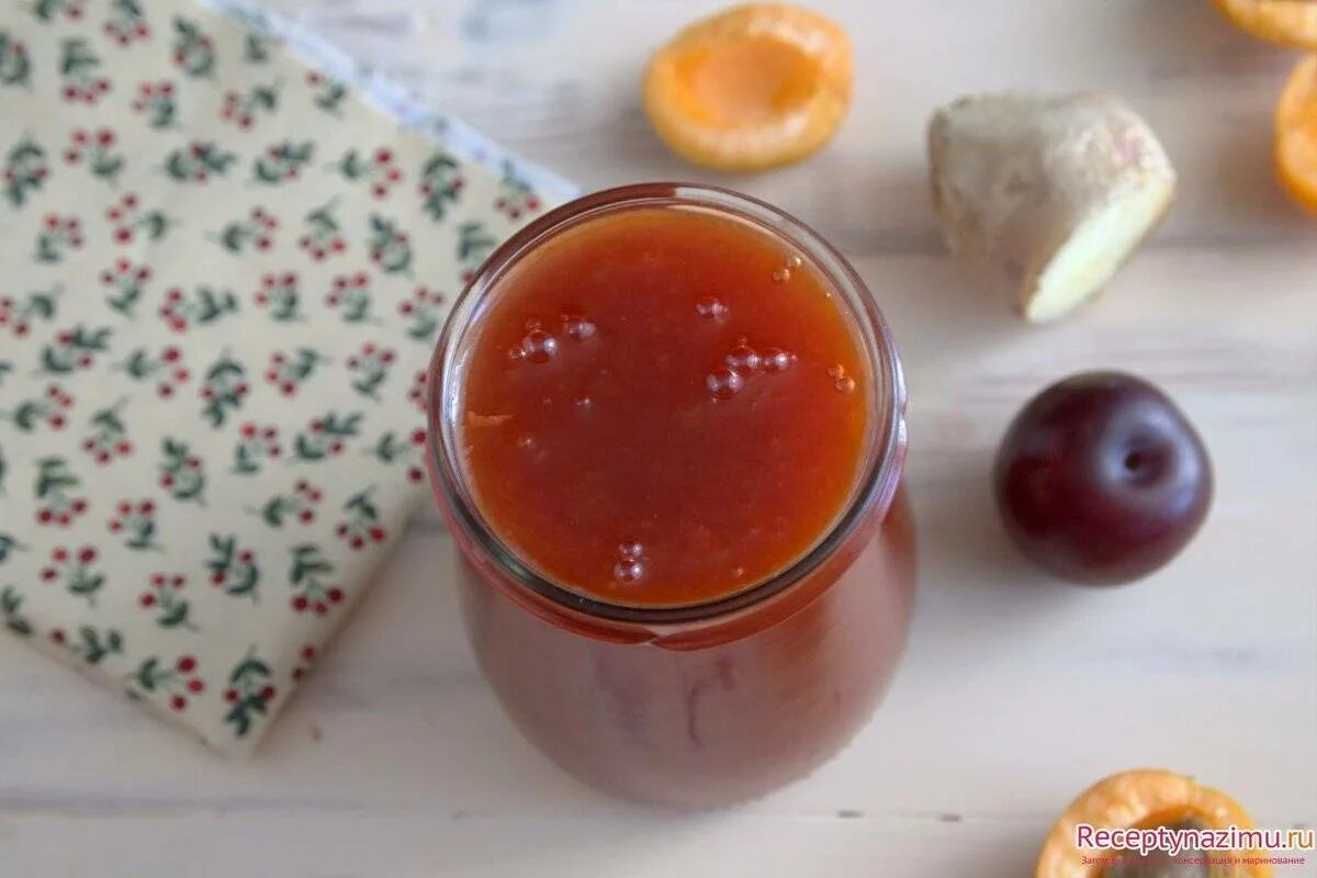 Абрикосово-сливовое варенье. Варенье. Варенье абрикос. Варенье из чернослива. Абрикосов сливовое варенье.
