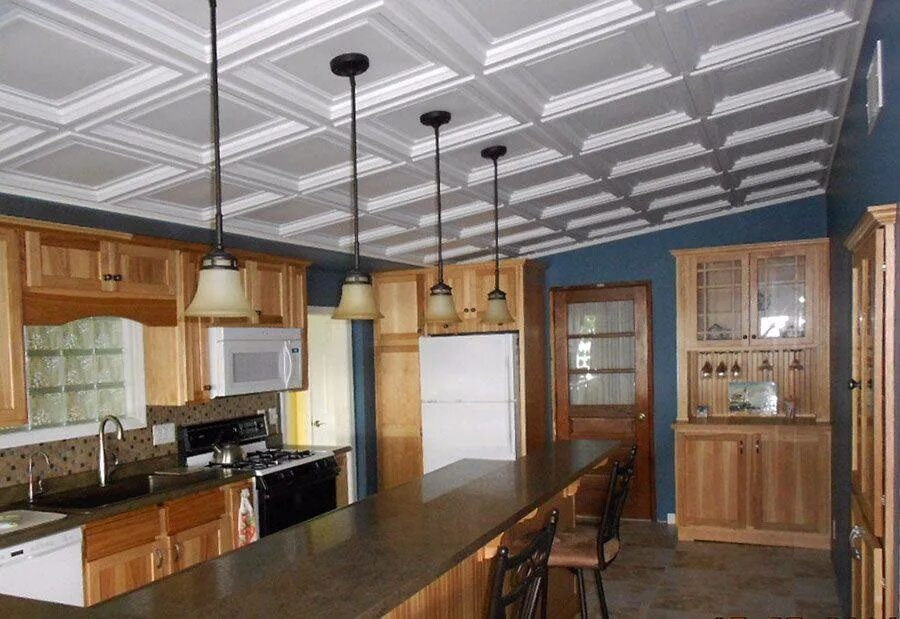 Кухня потолок панели своими руками. Кухня в потолок. Отделка потолка на кухне. Панели для отделки потолка на кухне. Кессонный потолок на кухне.