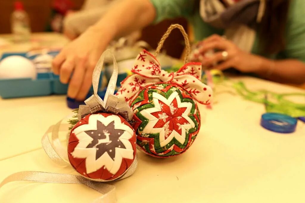 Мастера елочных игрушек. Мастера елочных игрушек. Мастер класс елочная игрушка для детей. Нижний новгород ариэль фабрика елочных мастер класс. Фабрика игрушек крестцы.