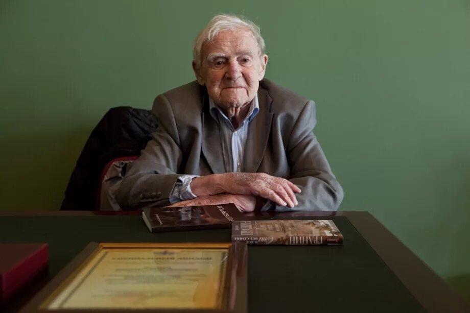 Борис львович васльев. Паустовский константин георгиевич портрет. Катаев валентин петрович писатель. Дании́л алекса́ндрович гра́нин. Даниил гранин.