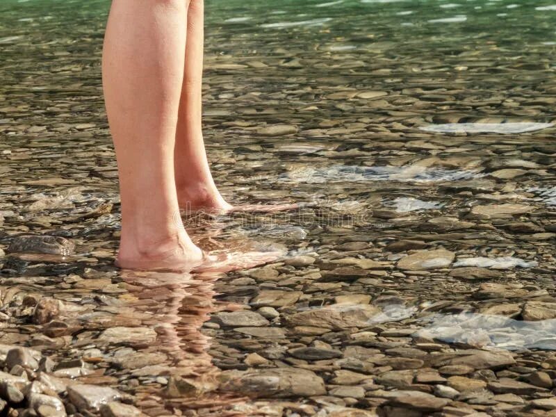 Ноги держать холодной воде. Ноги в воде. Ноги в холодной воде. Застаивается вода в ногах. Ноги в водичке.