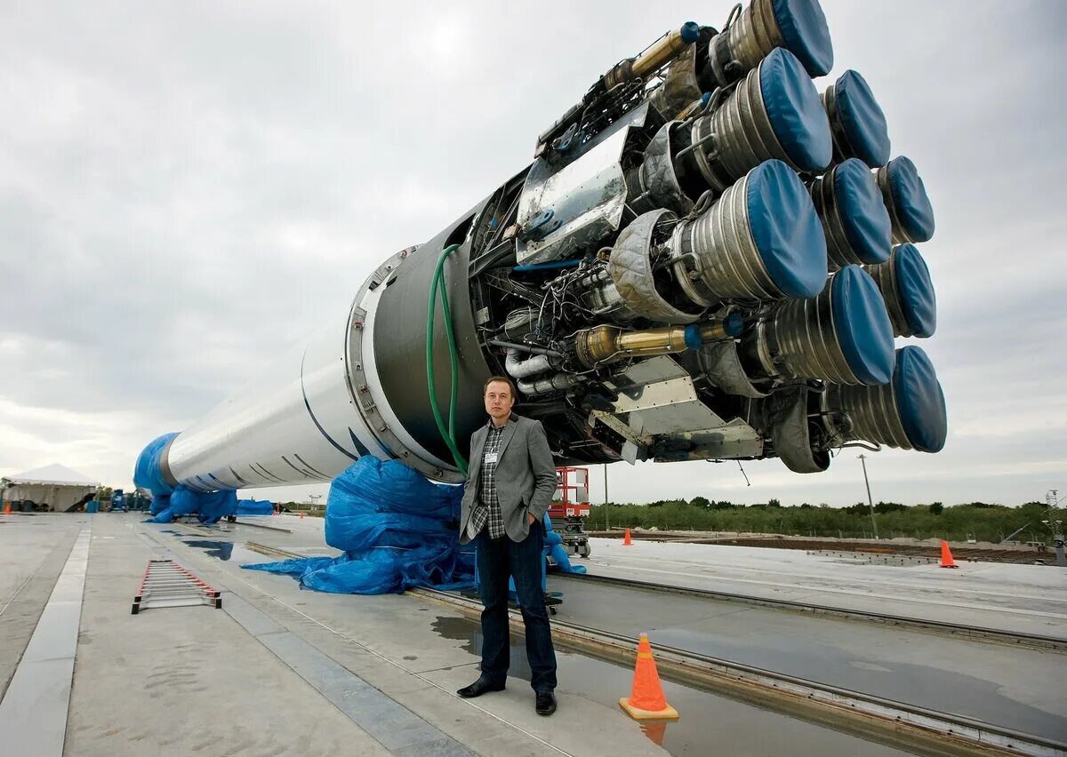 Самая мощная компания. Ракета Элона маска Falcon 9. Ракета Элона маска SPACEX. Илон Маск и Фалькон 9.