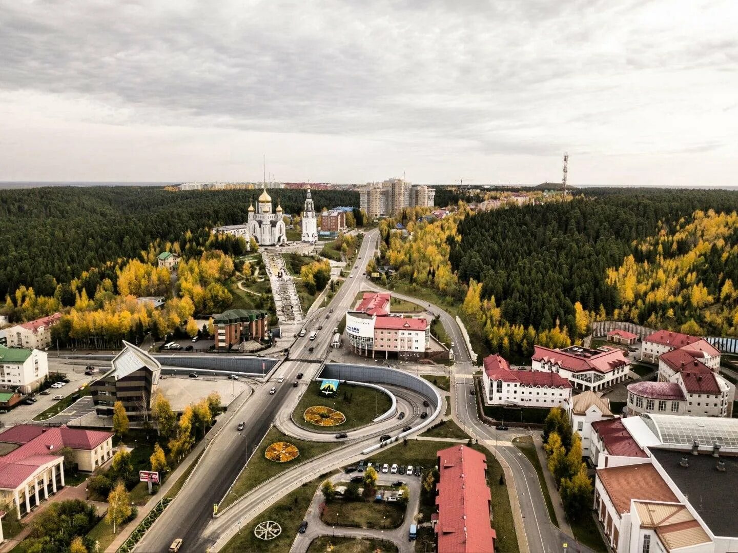 Хай парк ханты. Ханты-Мансийск. Город Югра Ханты-Мансийск. Ханты-Мансийск площадь. Ханты-Мансийск панорама.