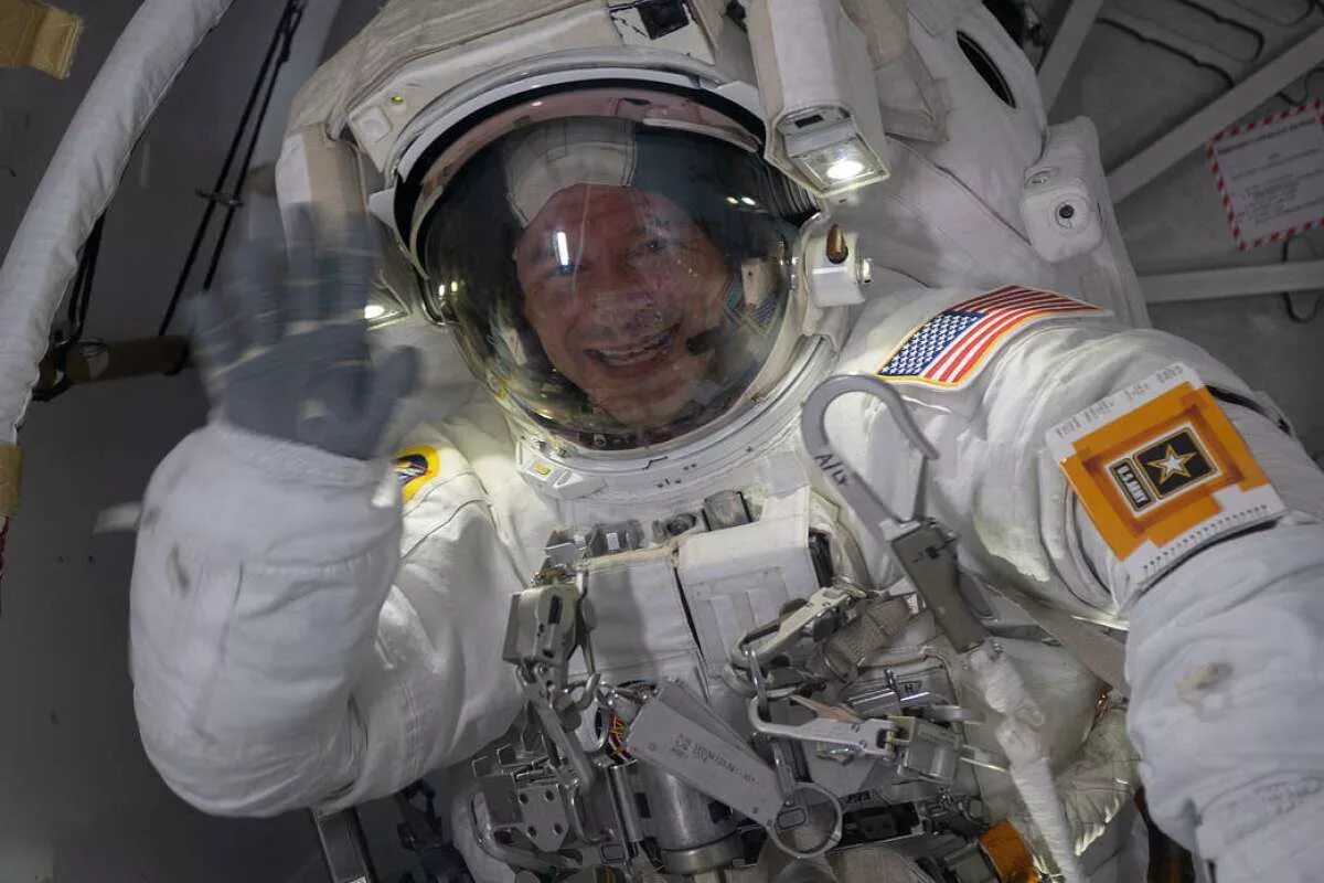 Рекорд по времени в космосе. Эндрю Морган астронавт. МКС космонавты в открытом космосе. Космонавт НАСА В открытом космосе. Астронавты NASA В открытом космосе.