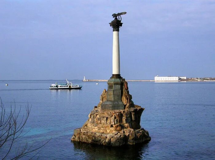 Памятники на набережной севастополя. Севасто́поль памятника затопленным кораблям. Севастополь 1990 памятник затопленным. Севастополь 2004. Создание севастополя.