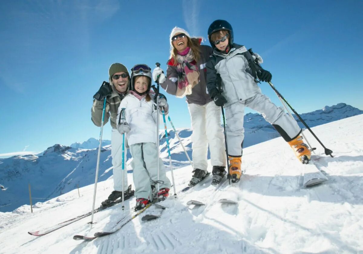 Катание на горных лыжах. Семья на лыжах. Семья горнолыжников. Семья в горах на лыжах. Покататься на горнолыжном курорте