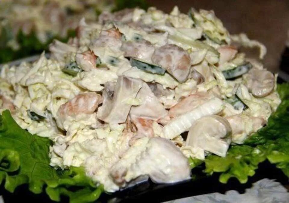 Копченая курица грибы огурцы. Салат куриный с грибами. Салат из копченой курицы с шампиньонами. Салат из грибов и куриной грудки. Салат с копченой курицей и шампиньонами.