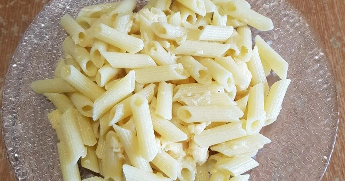 Какой сыр для спагетти. Макароны с сыром. паста с сыром. тарелка макарон с сыром. сыр в виде вермишели.