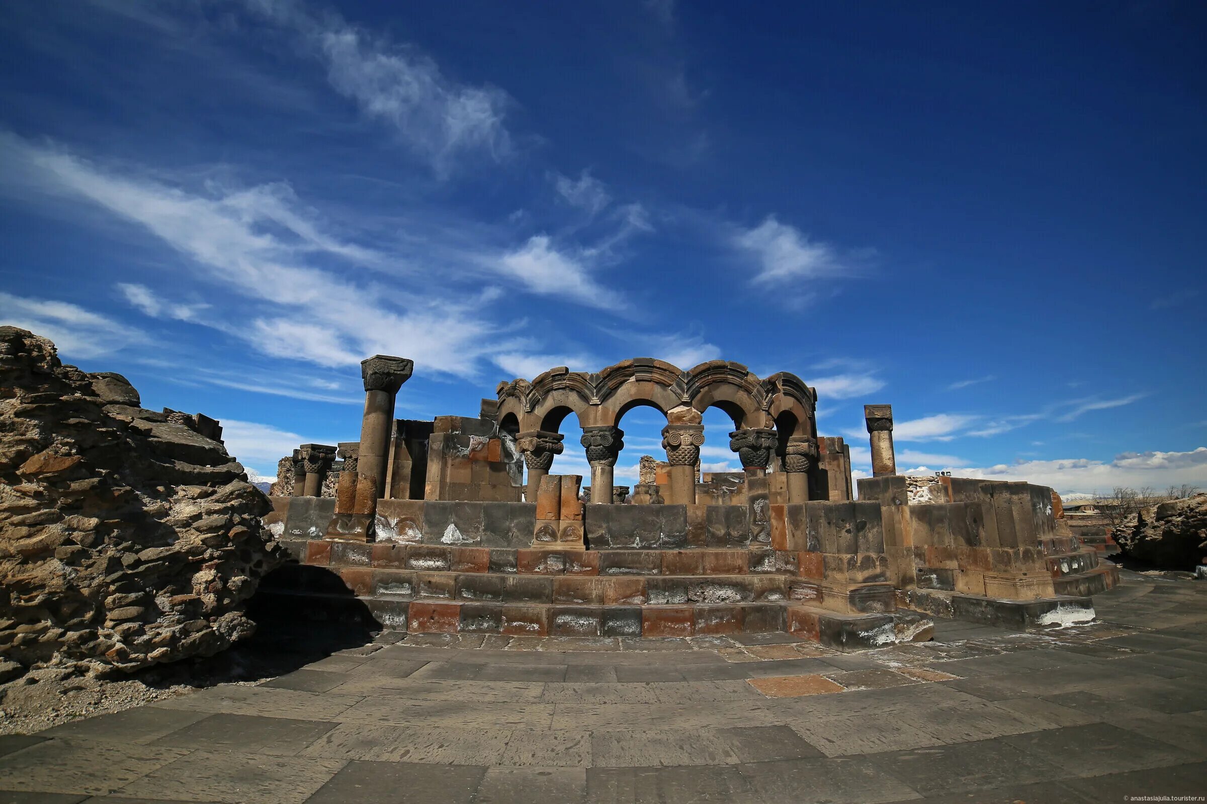 Где находится звартноц. Развалины храма Звартноц. Звартноц Вагаршапат. Храм Звартноц в Армении. Звартноц храм небесных ангелов.